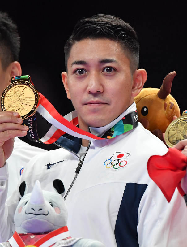 空手男子形決勝で優勝し、金メダルを手に記念撮影に応じる喜友名諒=ジャカルタで2018年8月25日、宮間俊樹撮影