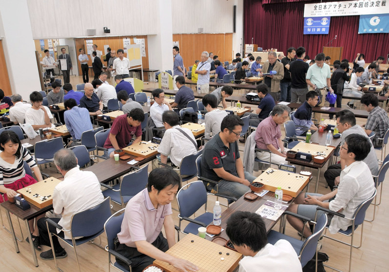 アマ本因坊戦全国大会で対局する選手たち=東京・市ケ谷の日本棋院で18日、藤井達也撮影