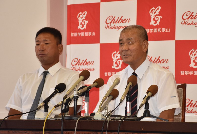 記者会見で退任を表明した智弁和歌山の高嶋仁監督(右)と中谷仁・新監督=和歌山市冬野の同校で2018年8月25日午前10時17分、後藤奈緒撮影
