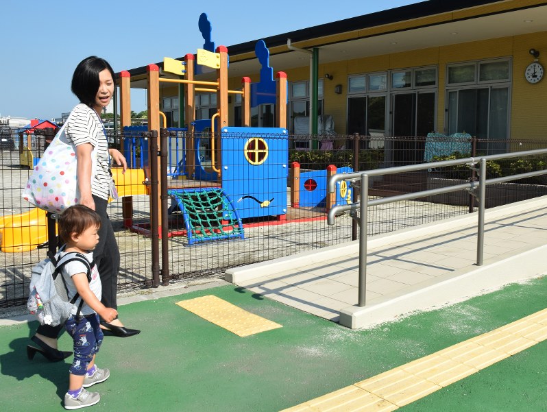 朝、手をつないで保育園に登園する親子=千葉県君津市の新日鉄住金君津製鉄所内「かずさみどりのもり保育園」で、今村茜撮影