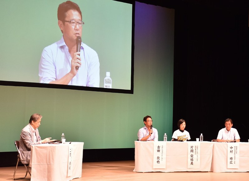 野球と地域のつながりについて話す古田さん(左から2人目)ら=松山市堀之内の市民会館で2018年8月26日、遠藤龍撮影