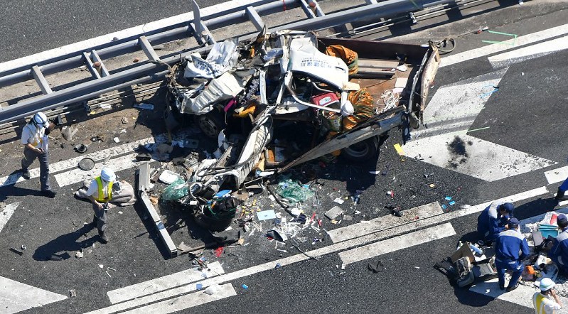 事故 トラック５台が衝突 運転の２０代女性死亡 千葉 毎日新聞