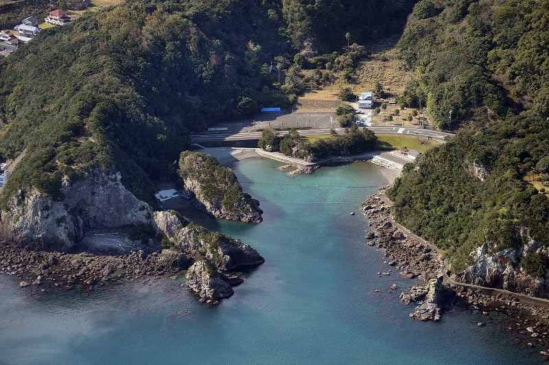 臨時交番が設置された和歌山県太地町畠尻湾=2015年11月28日、本社ヘリから森園道子撮影