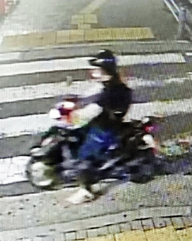 兵庫県尼崎市内で防犯カメラに映った樋田淳也容疑者に似た男=兵庫県尼崎市立花町で8月14日撮影