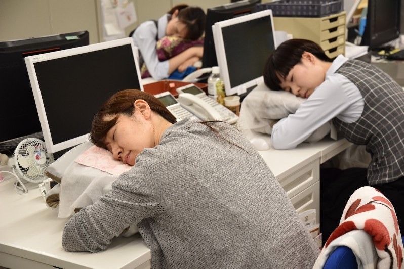 自社で開発した昼寝用枕を使う西川リビングの社員=同社提供