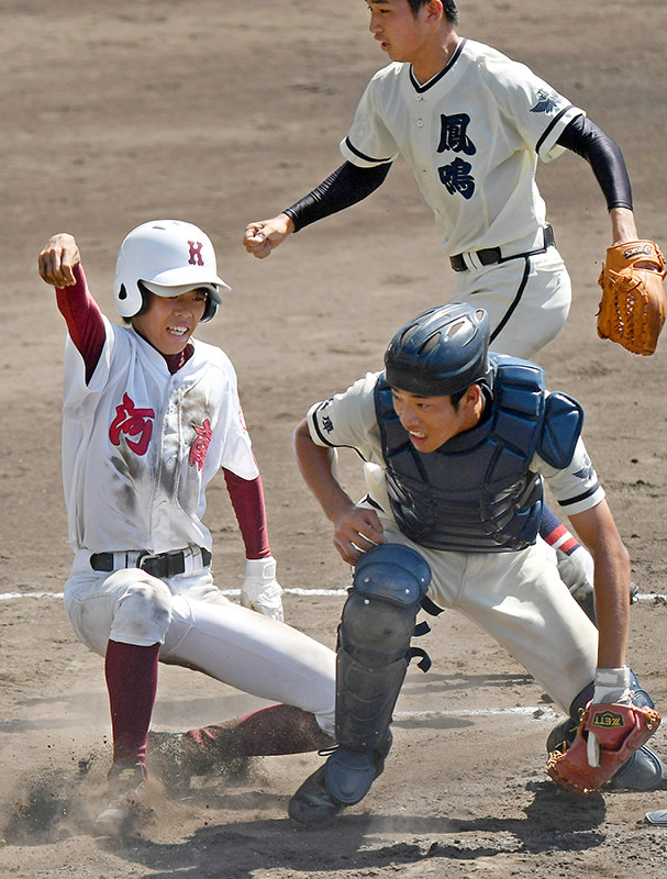 【河南-篠山鳳鳴】三回表河南1死満塁、前田のスクイズで岡が生還=兵庫県姫路市のウインク球場で、山田尚弘撮影