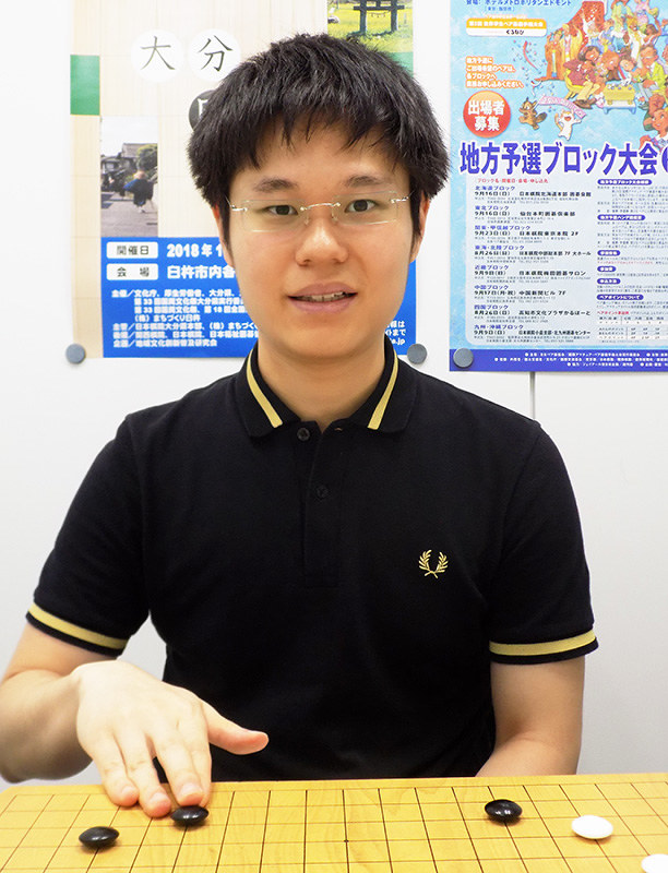 少年時代はバスケットボールにも熱中。「棋士になっていなかったら、スポーツ選手を目指していた」と話す余正麒七段=大阪市中央区の関西棋院で、新土居仁昌撮影