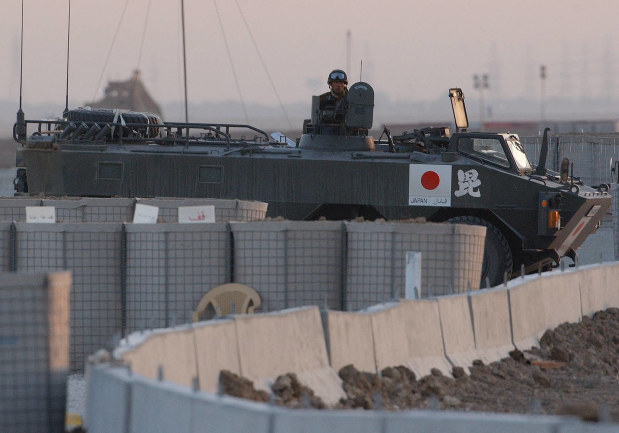 迫撃砲らしきものの攻撃を受けて、宿営地のゲートで警備に当たる自衛隊員=イラク・サマワで2004年4月8日、加古信志撮影