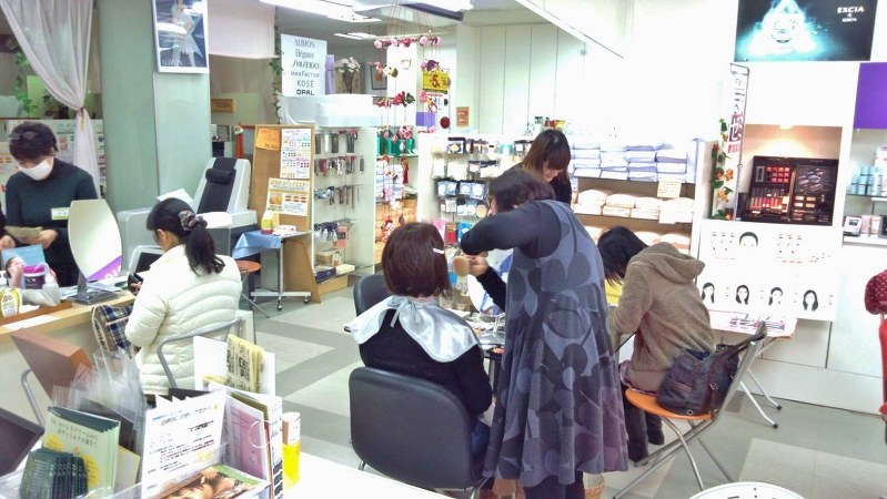 「まちゼミ」で「プロが教えるメークレクチャー講座」を行う化粧品店=筆者提供