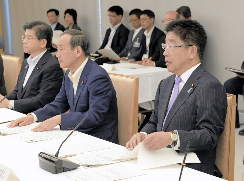 中央省庁が雇用する障害者数を水増ししていた問題についての関係閣僚会議に臨む菅義偉官房長官(中央)と加藤勝信厚生労働相(右)=首相官邸で2018年8月28日、川田雅浩撮影