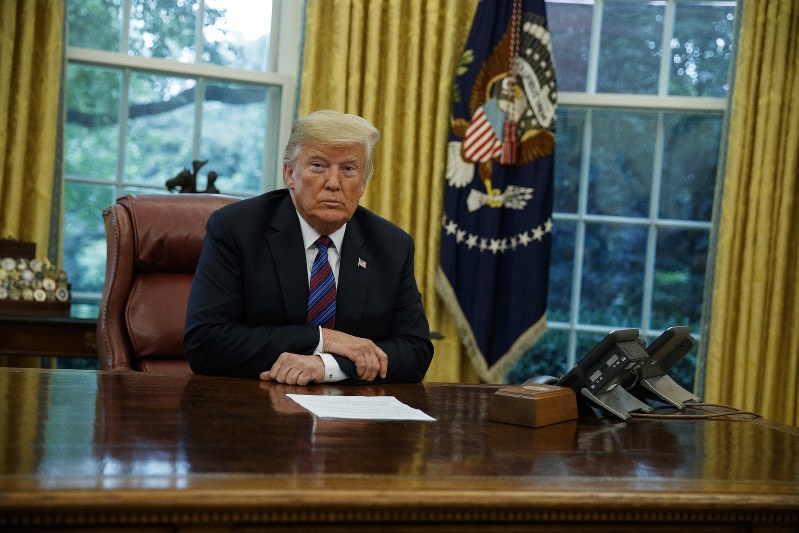 メキシコのペニャニエト大統領と電話協議を行うトランプ米大統領=ワシントンのホワイトハウスで2018年8月27日、AP