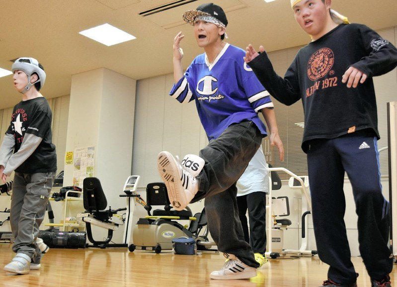 指導しながら参加者とダンスする阿部さん(右から2人目)=兵庫県三木市で、待鳥航志撮影