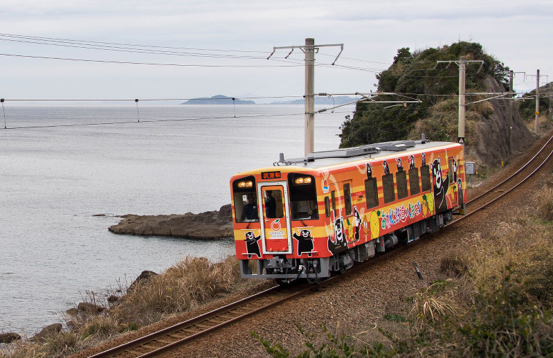 「隠れくまモン」が車両内に設置されている肥薩おれんじ鉄道のくまモン列車=同社提供
