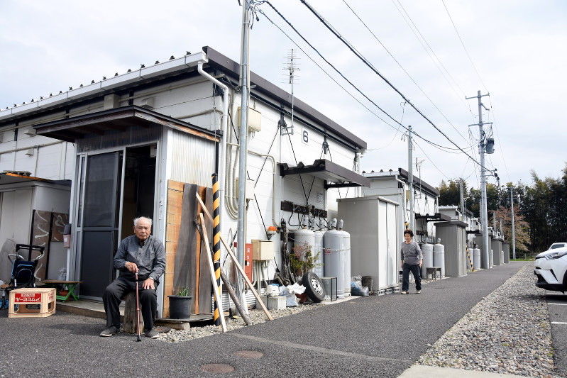 東京電力福島第1原発事故の避難者が暮らす仮設住宅では、入居者が新たな住宅を確保するなどして空室が目立つようになっている=福島県二本松市赤井沢の「旧平石小学校仮設住宅」で2017年4月、宮崎稔樹撮影