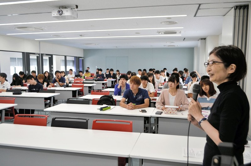 旧優生保護法下での強制不妊の問題について、医学生に問いかける斎藤有紀子准教授(手前)=相模原市の北里大相模原キャンパスで2018年8月28日