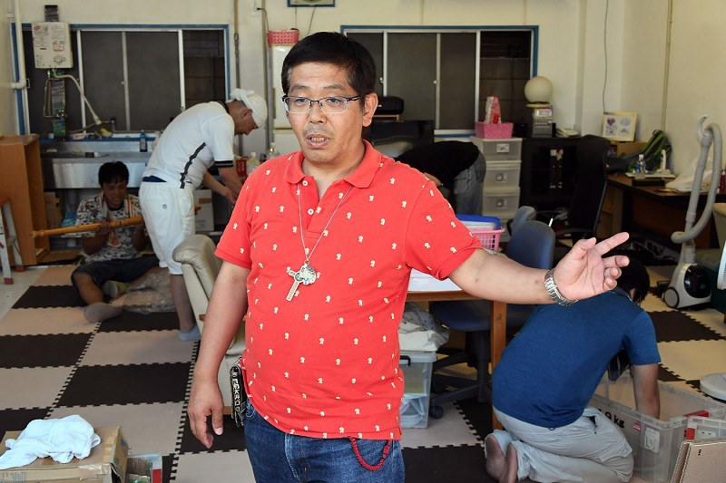 服役した経験のあるスタッフとカフェ開設の準備を進める五十嵐理事長=東京都墨田区で、根岸基弘撮影