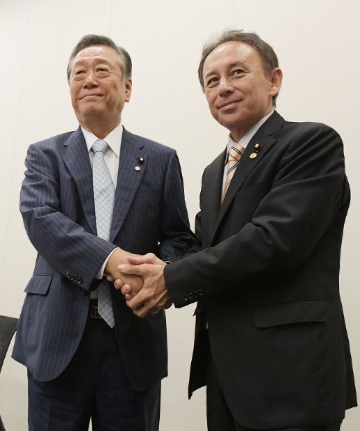 沖縄県知事選出馬に関する記者会見後に握手する自由党の玉城デニー幹事長（右）と同党の小沢一郎共同代表＝衆院第１議員会館で２０１８年８月２８日午後４時３４分、川田雅浩撮影