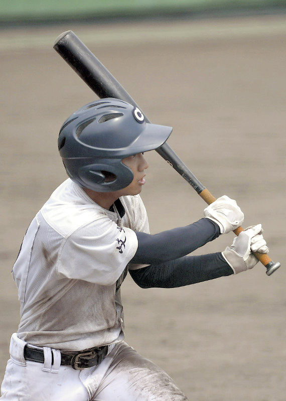 【天理-中京学院大中京】五回裏中京学院大中京1死一、三塁、加納が右前適時打を放つ=兵庫県明石市の明石トーカロ球場で2018年8月28日、山田尚弘撮影