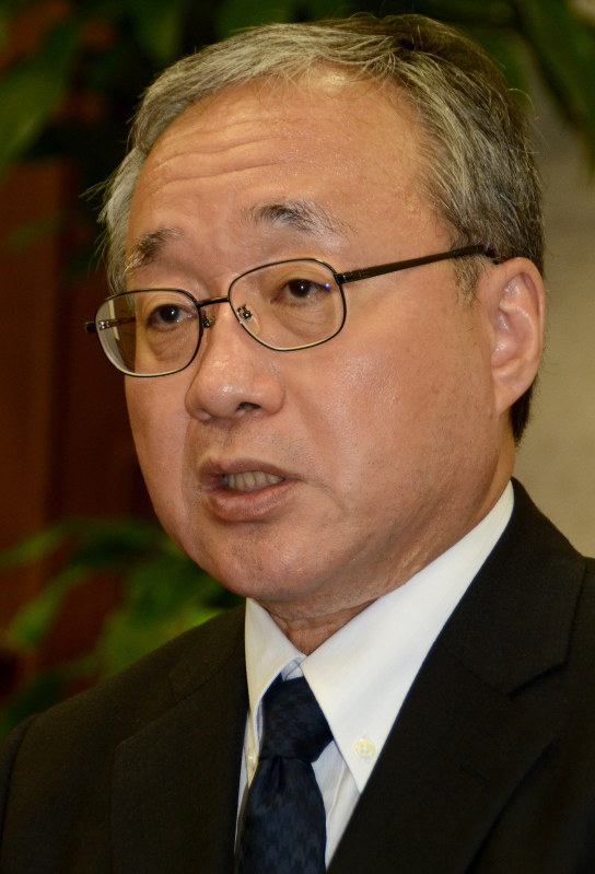 毎日新聞のインタビューに応じる財務省の岡本薫明次官=東京都千代田区で2018年8月29日午後4時28分、岡大介撮影