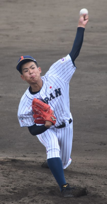 明大との練習試合で2回無失点と好投した高岡商の山田龍聖=東京都府中市の明大グラウンドで2018年8月29日午後0時35分、安田光高撮影