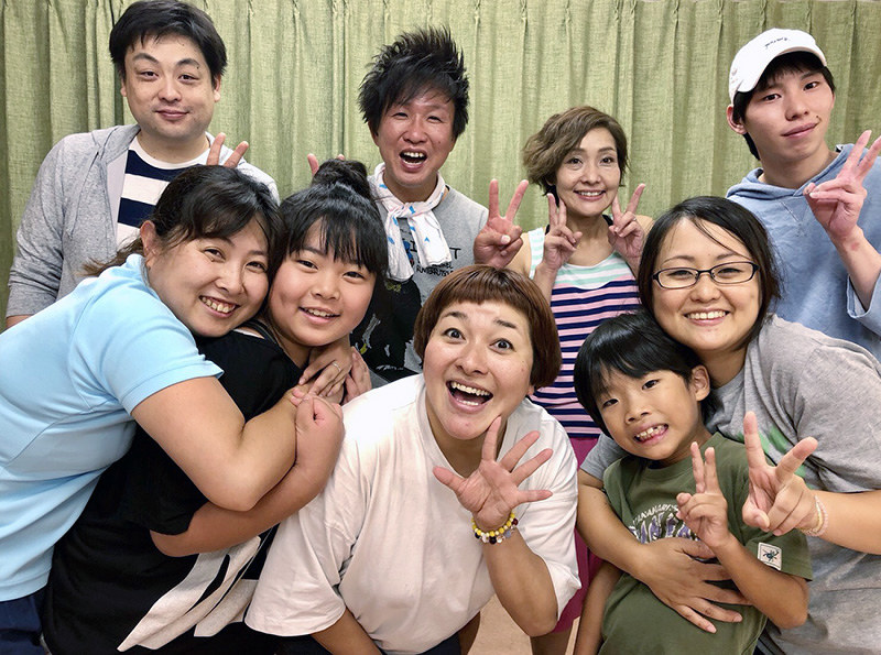 ミュージカルの稽古に取り組む柳橋さやかさん(前列中央)ら出演メンバー。後列左から2人目が角谷匡俊さん=すみたに提供