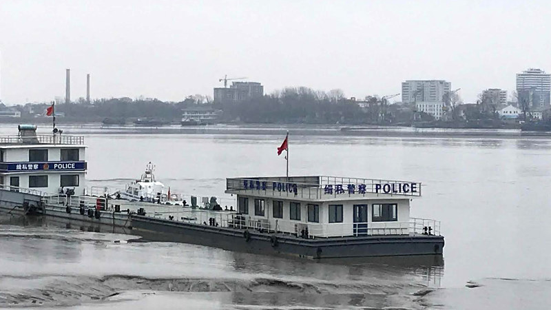 中朝国境を流れる鴨緑江で密輸を取り締まる中国側の警察船