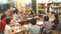 「まちゼミ」で行われた日本酒講座＝筆者提供