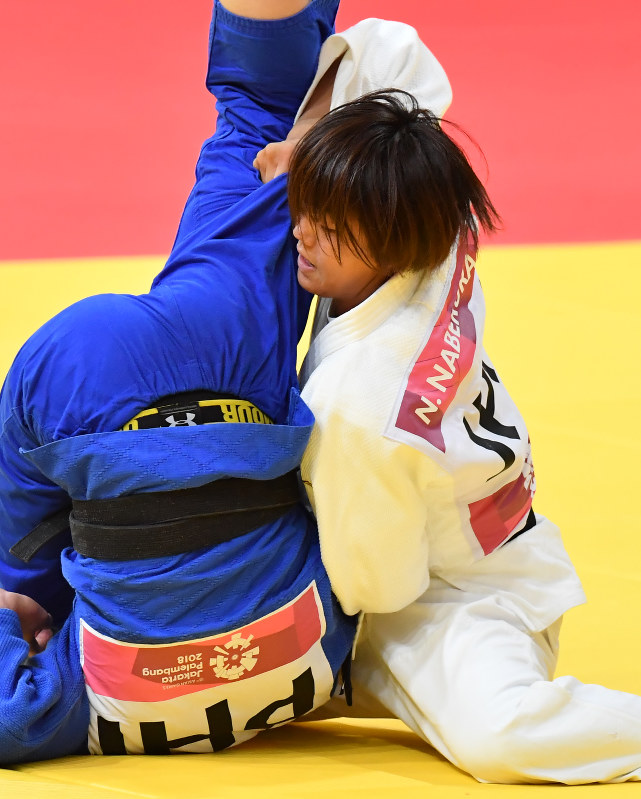 柔道女子63キロ級決勝で相手を攻める鍋倉那美(右)=ジャカルタで2018年8月30日、宮間俊樹撮影