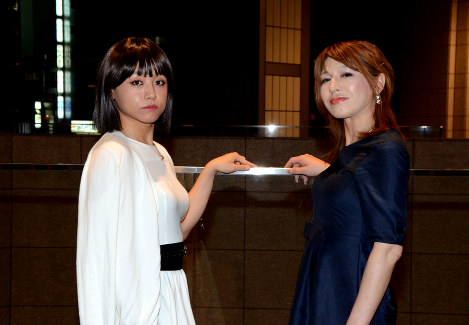 「全力！歌劇団」のメンバー、なおさん（左）とじゅんさん＝中嶋真希撮影