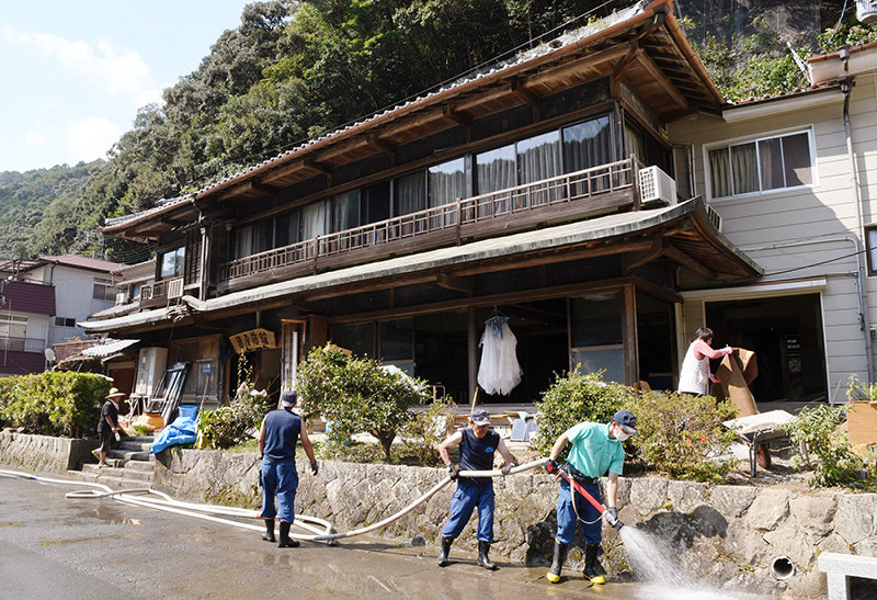 1階天井近くまで浸水し、後片付けが続く亀屋旅館=和歌山県田辺市本宮町川湯で、藤田宰司撮影