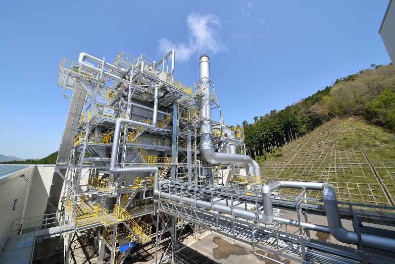 エネルギー自給率100%を目指す岡山県真庭市のバイオマス発電所=真庭市提供