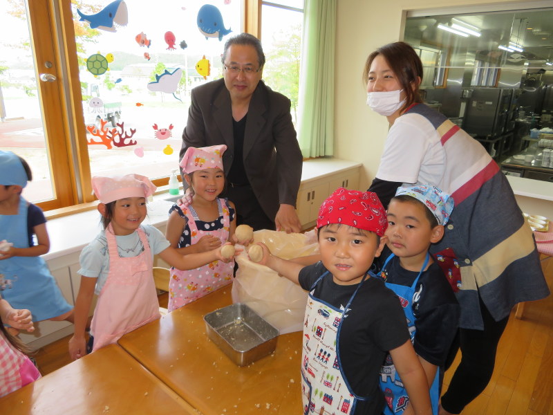 食育の一環のみそ造り。つぶした大豆を丸める5歳児たちと坂崎隆浩園長(奥)=こども園ひがしどおり提供