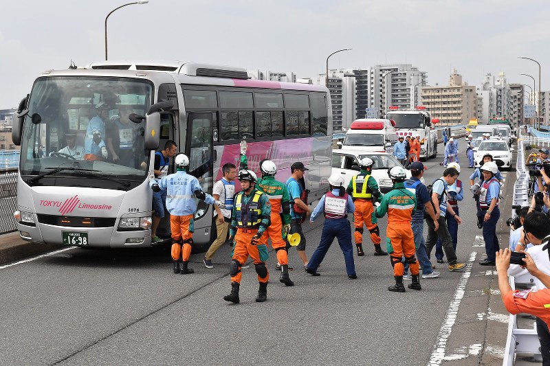 東京都と神奈川県境で事故を起こしたバスから乗客を避難させる訓練を行う警察官ら=東京都世田谷区・川崎市高津区境界の新二子橋で2018年9月1日午前9時15分、渡部直樹撮影
