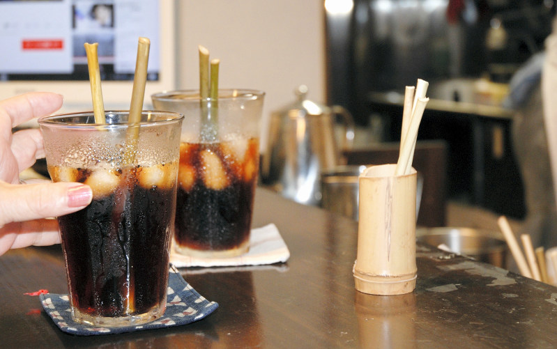 阿部さん手作りのササストローとアイスコーヒー。使うかどうかは客の好みで=柏崎市新橋で2018年8月8日、内藤陽撮影