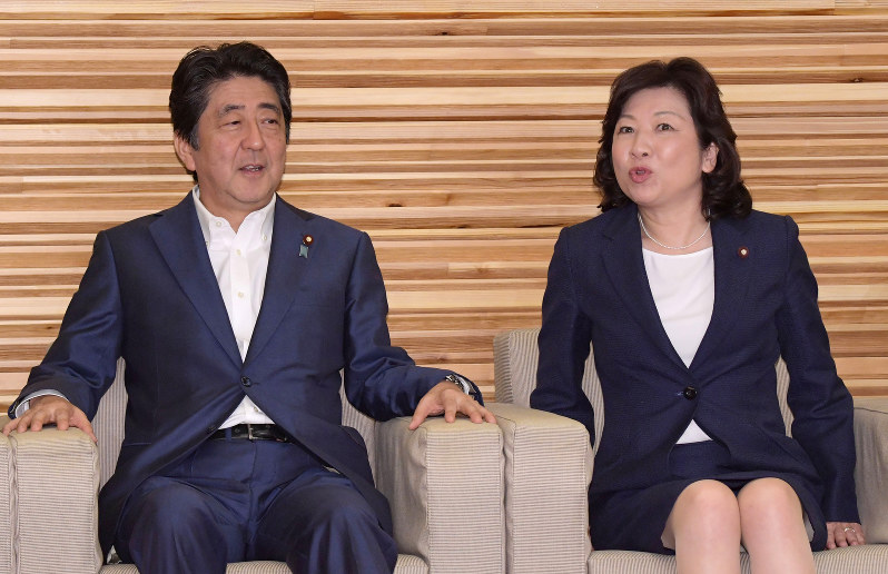 閣議に臨む安倍晋三首相(左)と野田聖子総務相=首相官邸で2018年8月31日午前10時3分、川田雅浩撮影