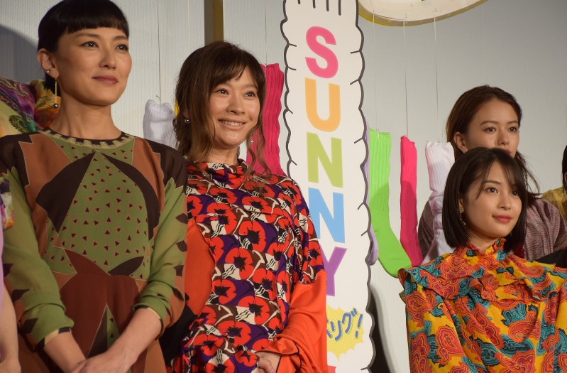 映画「SUNNY 強い気持ち・強い愛」の初日舞台あいさつに登壇した篠原涼子さん(左から2人目)、広瀬すずさん(前列右)ら=東京都港区で2018年8月31日、小林祥晃撮影