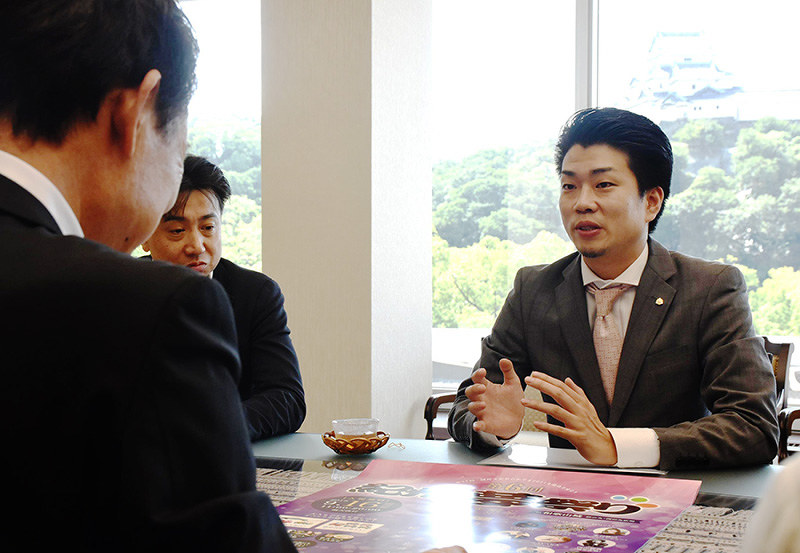 尾花正啓・和歌山市長(左)に紀州夢祭りをPRする実行委員会の藤田了事務局長=同市役所で、木原真希撮影