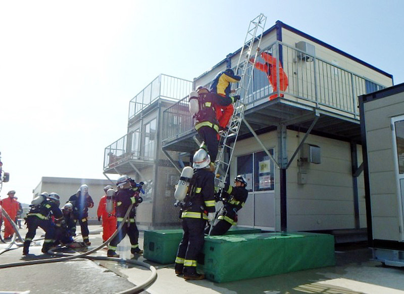消火活動の訓練に励む消防隊員ら=和歌山市消防局提供