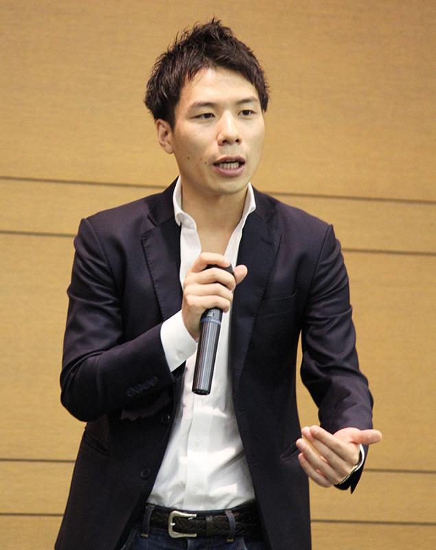 香川県中小企業診断士協会の研修会で講演する十河宏輔さん=高松市番町2の高松商工会議所で、成沢健一撮影