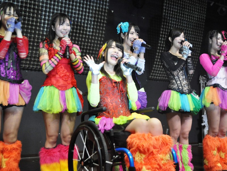 両脚まひ 勇気届け 仮面女子ともかさん車いすで始球式 毎日新聞