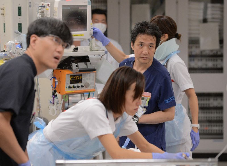 藤沢市民病院の重症処置室で救急患者の対応に当たる医師ら=神奈川県藤沢市で、手塚耕一郎撮影