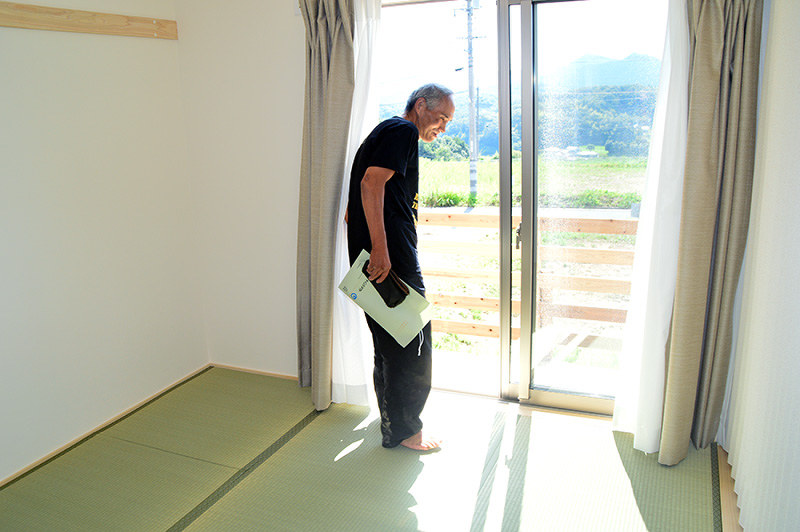 西日本豪雨 生活再建へ 三原 仮設住宅完成 鍵の引き渡し始まる 広島 毎日新聞