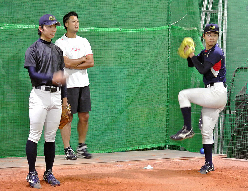若手投手の投球練習を見守るロキテクノBCの藤田太陽(中央)=富山市上大久保のロコモーションで、青山郁子撮影