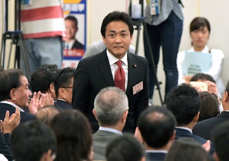 国民民主党臨時党大会で新代表に選ばれ、一礼する玉木雄一郎氏＝東京都内のホテルで２０１８年９月４日午後２時１９分、川田雅浩撮影