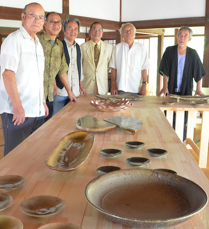旧崇広堂の講堂に展示した作品と出品作家ら=三重県伊賀市上野丸之内で、大西康裕撮影