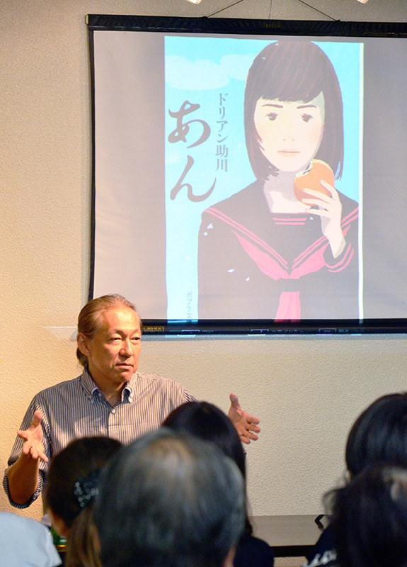 映画「あん」はカンヌ国際映画祭でも上映され、ドリアン助川さんはその時の様子なども話した=奈良市で、中津成美撮影