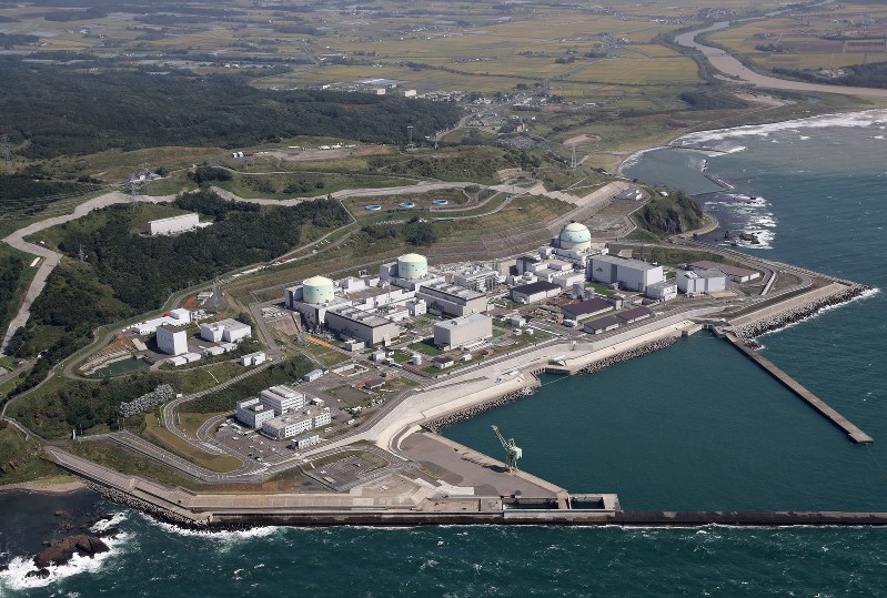 地震による停電で一時外部電源を喪失した泊原発=北海道泊村で2018年9月6日午後0時54分、本社機「希望」から佐々木順一撮影