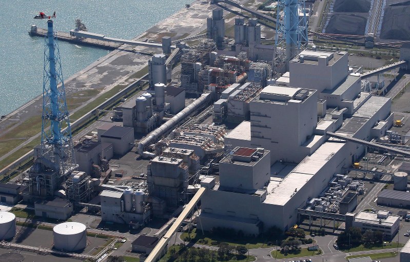 地震の影響で停止した苫東厚真火力発電所=北海道厚真町で2018年9月6日午後0時21分、本社機「希望」から佐々木順一撮影