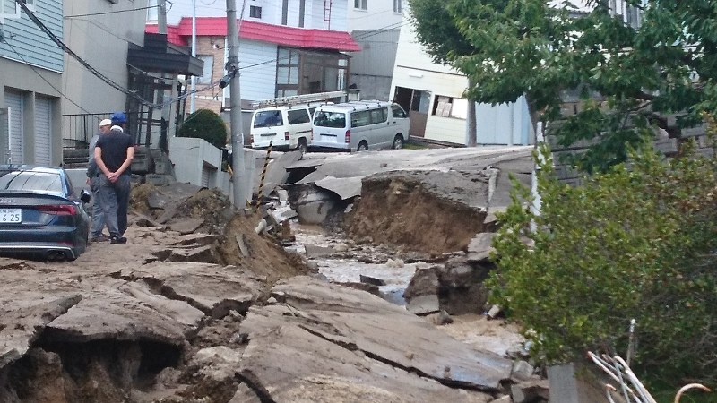 道路が亀裂し、押し寄せた泥に覆われた住宅地=札幌市清田区里塚で2018年9月6日午前9時52分、土谷純一撮影