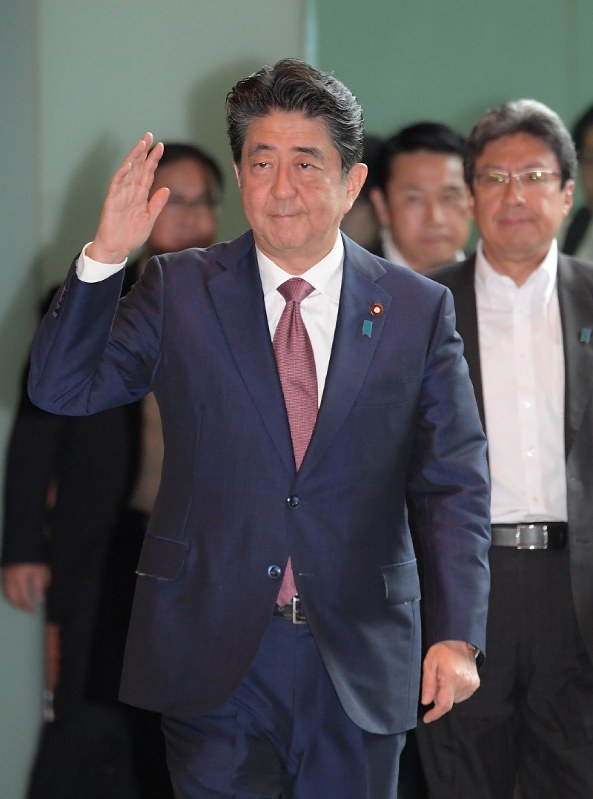 閣議に向かう安倍晋三首相=首相官邸で2018年9月4日午前9時56分、川田雅浩撮影